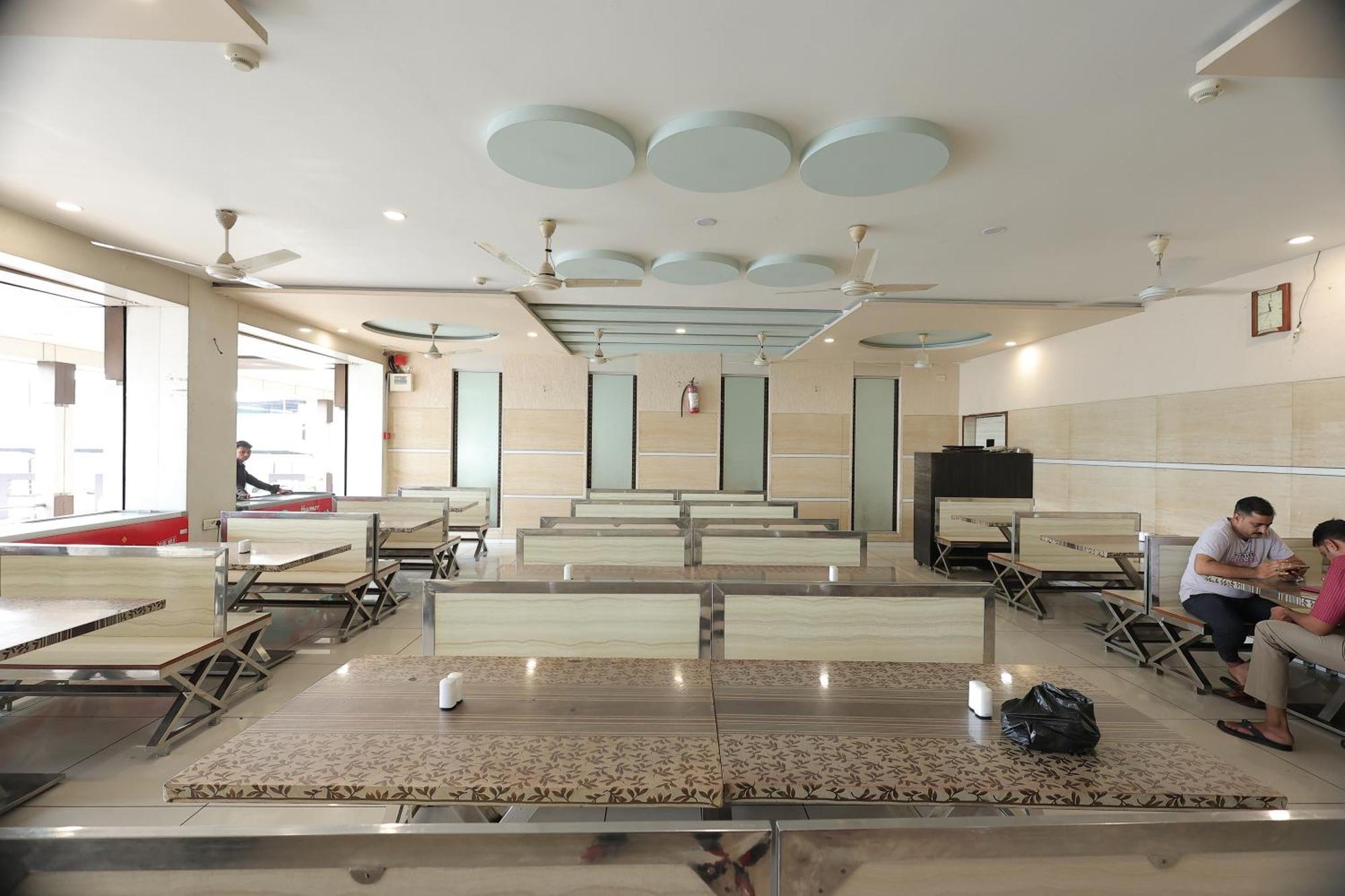 Hotel Horizon & Restaurant スーラト エクステリア 写真